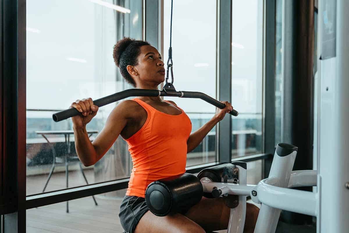 woman doing pull-up alternative : lat pull down