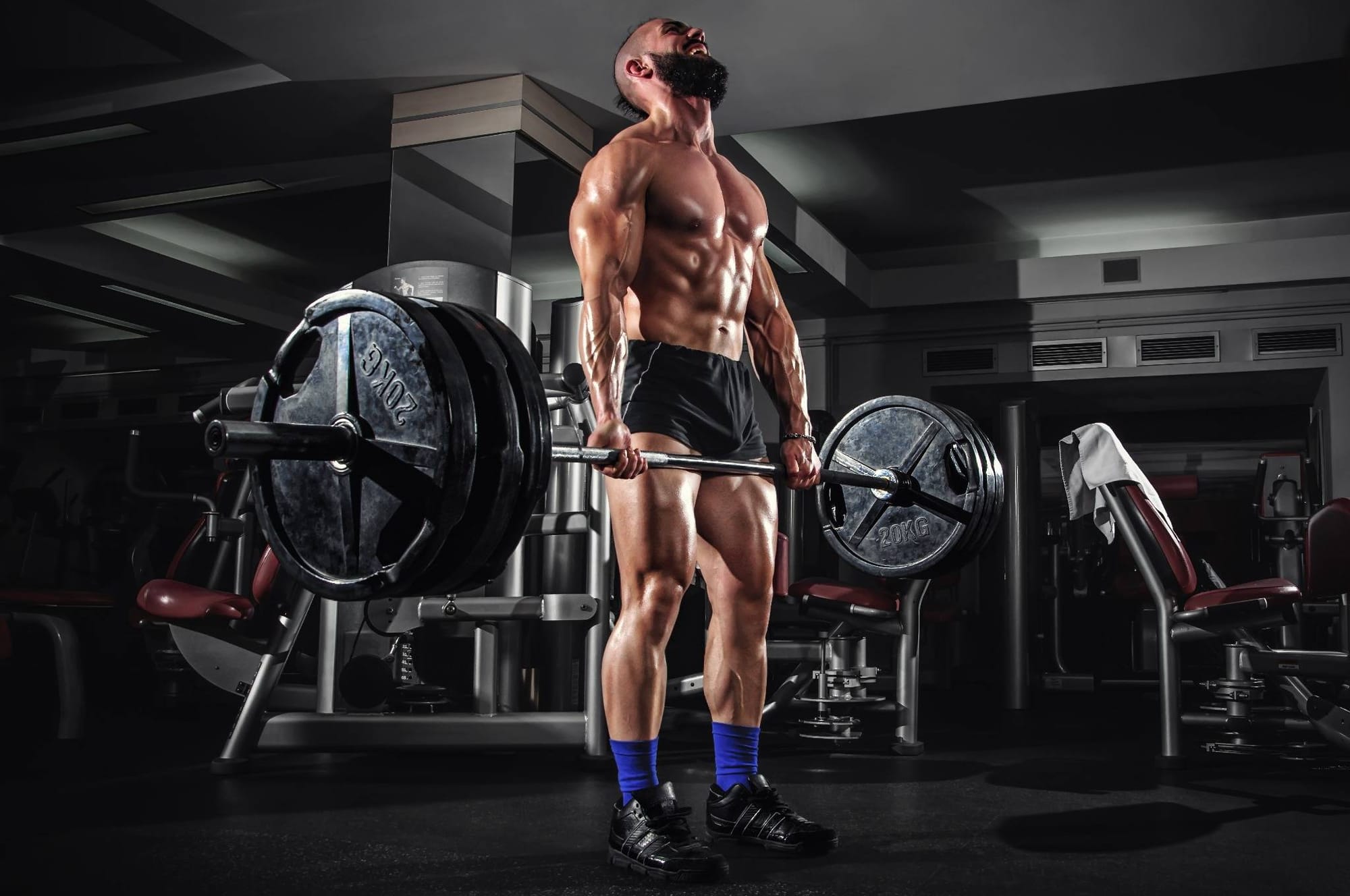 Muscular man performing a heavy deadlift in the gym